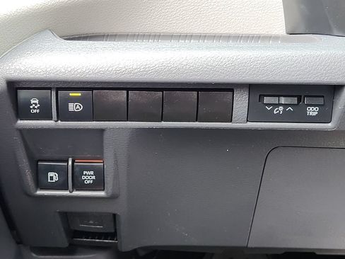 Used 2021 Toyota Sienna XLE FWD image 23