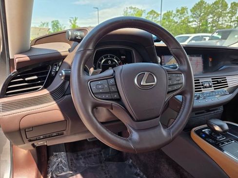 Used 2019 Lexus LS 500 w/ Accessory Package (Z2) RWD image 10