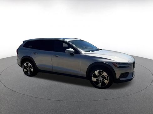 Used 2025 Volvo V60 B5 Cross Country Plus image 2