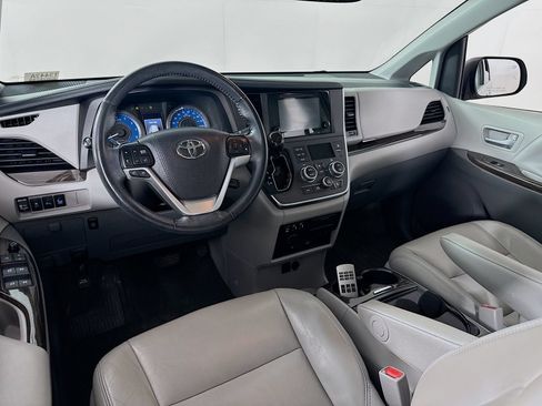 Used 2017 Toyota Sienna XLE Premium AWD/4WD image 19