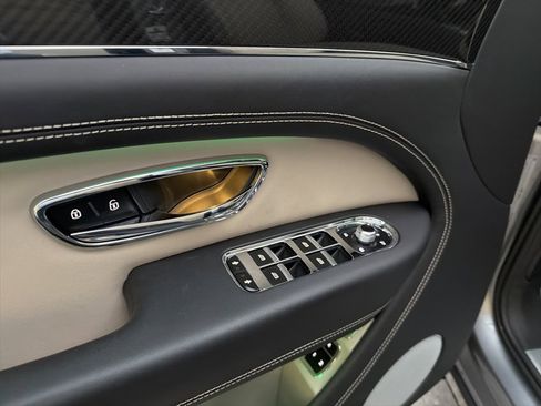 Used 2021 Bentley Bentayga image 27