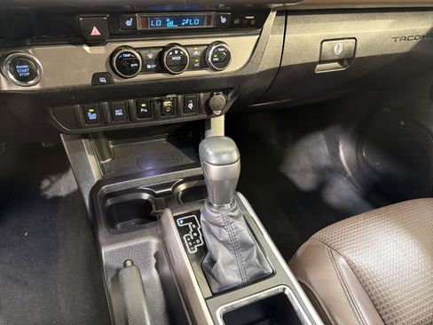 Used 2016 Toyota Tacoma Limited w/ Towing Package image 20