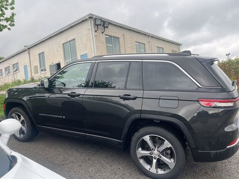 Used 2023 Jeep Grand Cherokee 4WD 4xe image 3