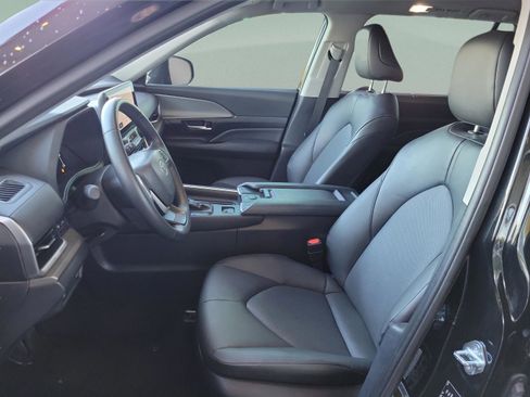 Certified 2025 Toyota Grand Highlander XLE image 9