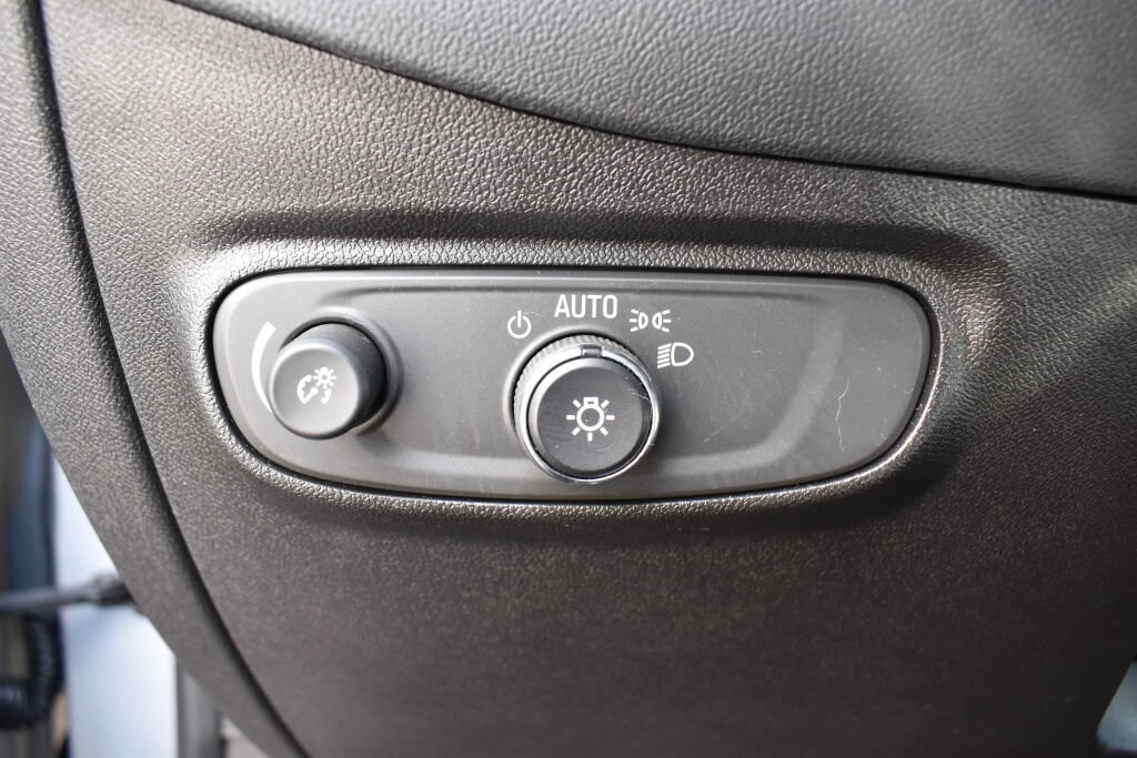 Used 2018 Chevrolet Equinox LT FWD image 15