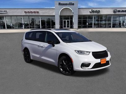 New 2026 Chrysler Pacifica Limited w/ S Appearance Package