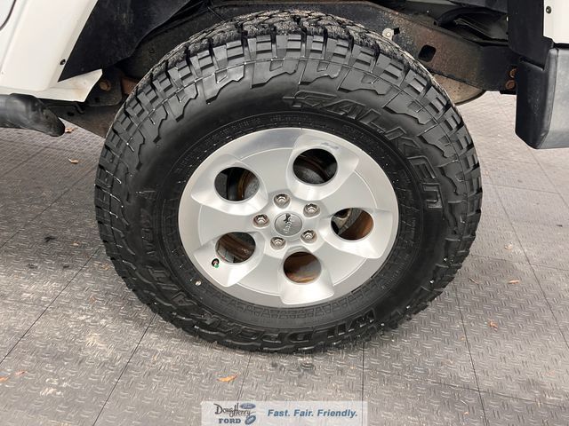 Used 2014 Jeep Wrangler Unlimited Sahara w/ Dual Top Group AWD/4WD image 21