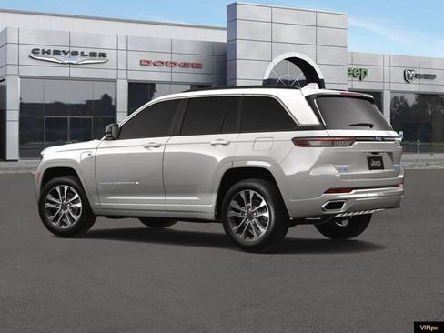 Used 2025 Jeep Grand Cherokee Overland w/ Luxury Tech Group IV AWD/4WD image 4
