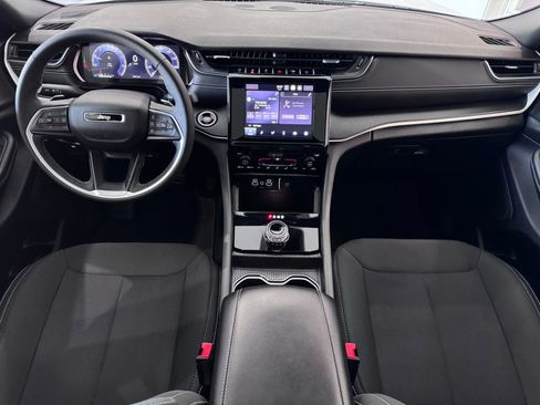 Used 2025 Jeep Grand Cherokee L Laredo image 11