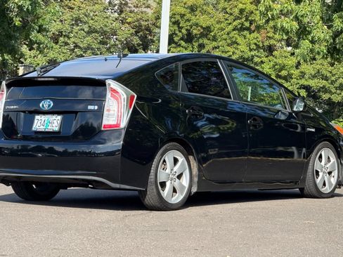Used 2015 Toyota Prius Five FWD image 2