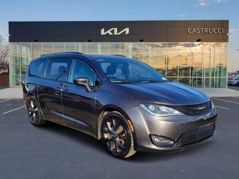 Used 2018 Chrysler Pacifica Touring-L Plus image 1