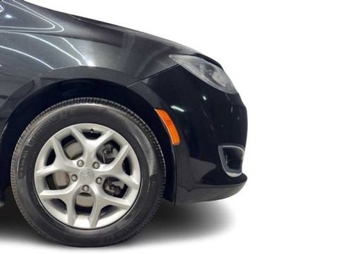 Used 2019 Chrysler Pacifica Touring-L Plus w/ Tire & Wheel Group FWD image 8