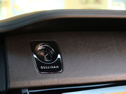 Used 2022 Rolls-Royce Cullinan w/ Cullinan Package image 14