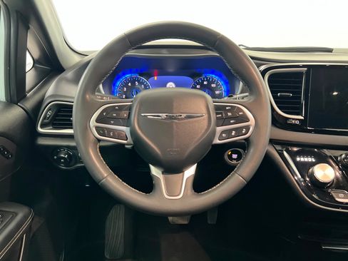 Certified 2025 Chrysler Pacifica Select FWD image 12