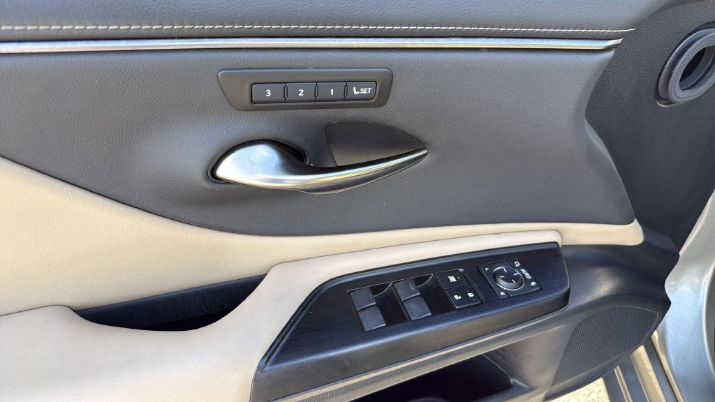 Used 2020 Lexus ES 300h w/ Premium Package FWD image 11