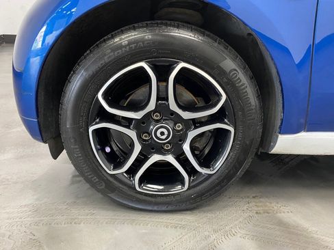 Used 2017 smart fortwo Prime RWD image 19