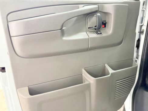 Used 2014 Chevrolet Express 2500 RWD image 10