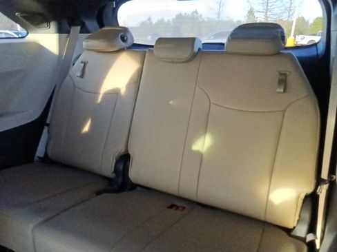 Used 2022 Toyota Sienna Limited image 31