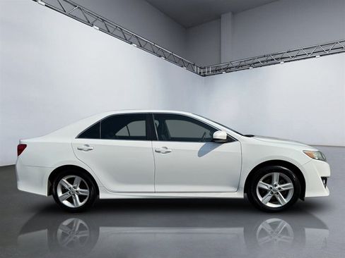 Used 2014 Toyota Camry SE FWD image 3