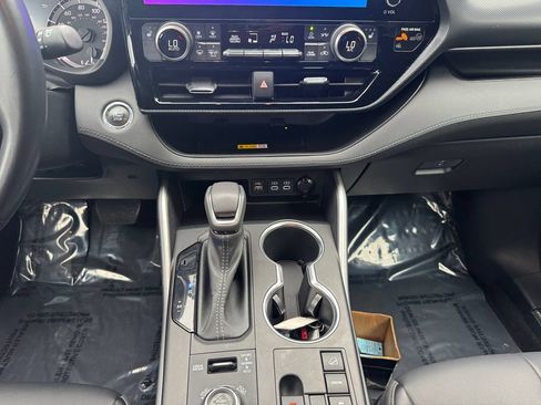 Used 2023 Toyota Highlander XSE AWD/4WD image 11