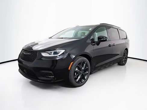 Used 2025 Chrysler Pacifica Limited image 3