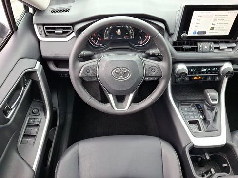 Used 2023 Toyota RAV4 XLE Premium image 11