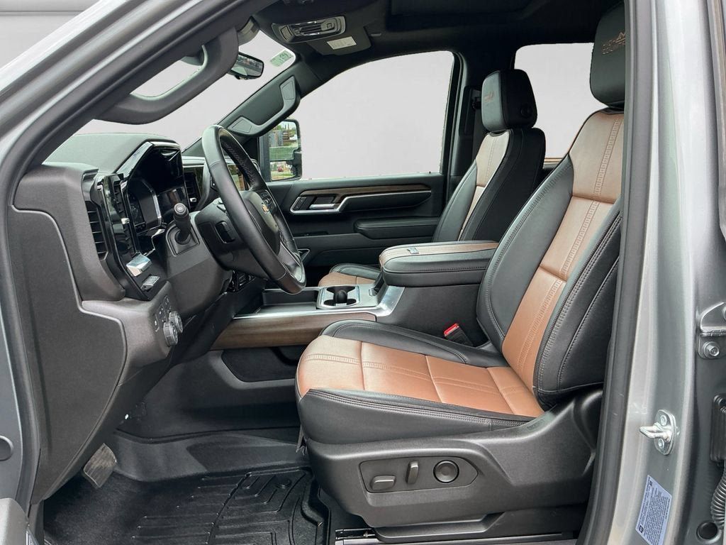 Used 2025 Chevrolet Silverado 3500 High Country w/ High Country Premium Package AWD/4WD image 10