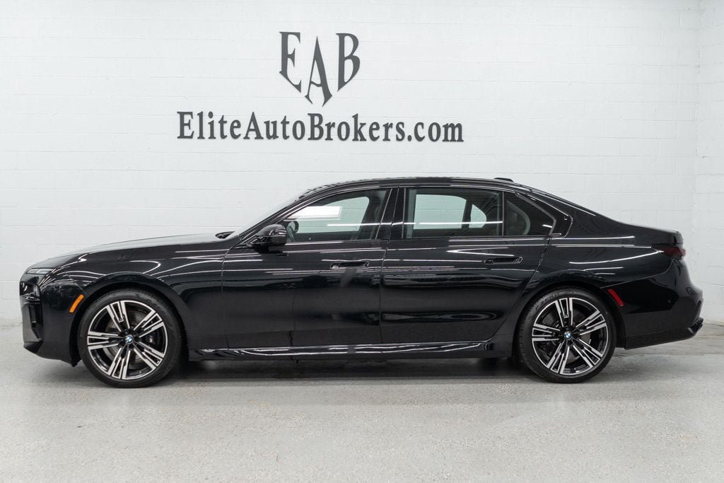 Used 2023 BMW 760i xDrive AWD/4WD image 2