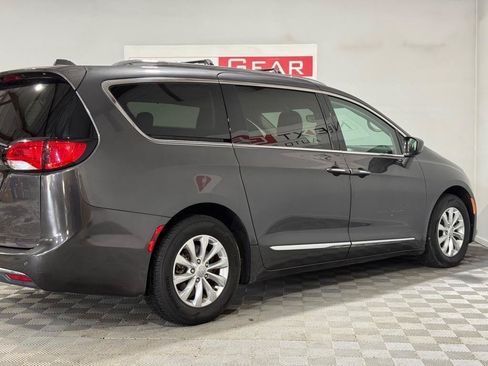 Used 2018 Chrysler Pacifica Touring-L FWD image 9