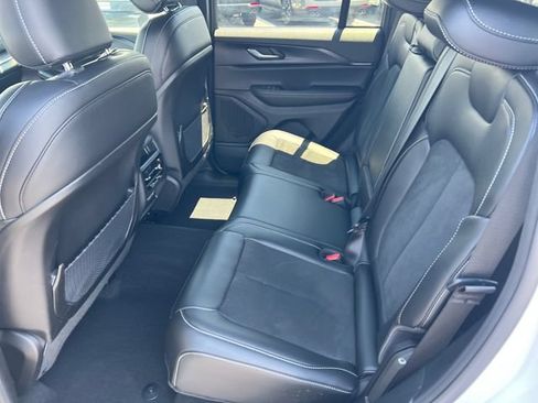 Used 2025 Jeep Grand Cherokee Altitude AWD/4WD image 25