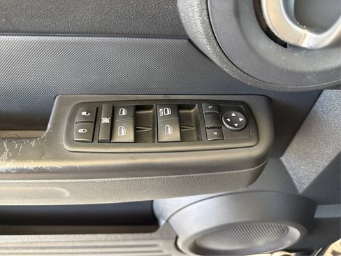 Used 2011 Dodge Nitro Heat AWD/4WD image 17