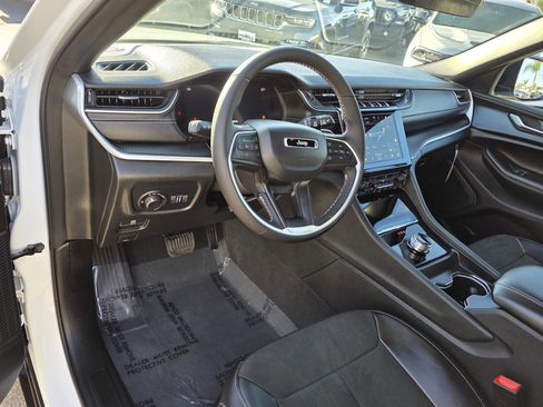 New 2025 Jeep Grand Cherokee L Altitude image 10