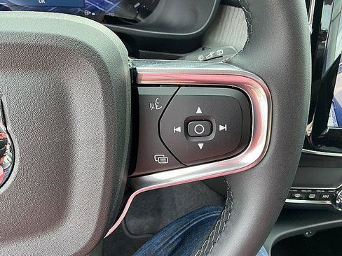 Used 2025 Volvo XC40 B5 Plus AWD/4WD image 28
