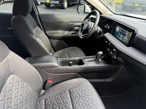 Used 2025 Nissan Kicks SV FWD image 19