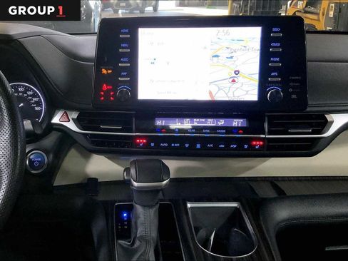 Certified 2022 Toyota Sienna Limited image 6