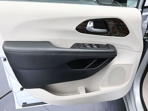 Used 2024 Chrysler Pacifica Limited FWD image 28