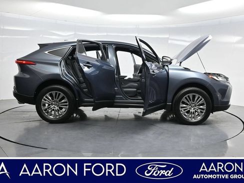 Used 2022 Toyota Venza XLE AWD/4WD image 3