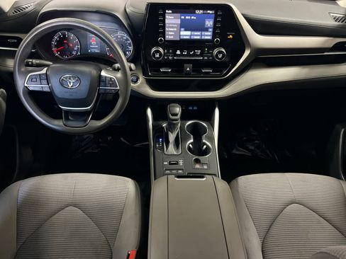 Used 2022 Toyota Highlander L image 3