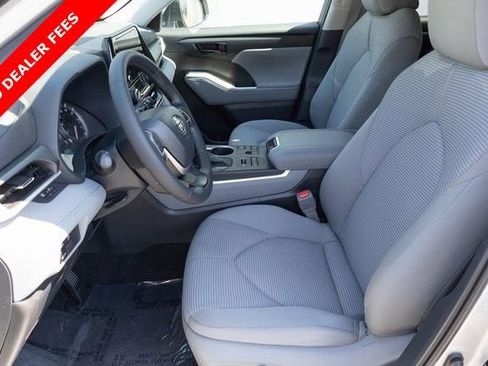 Used 2024 Toyota Highlander LE image 15