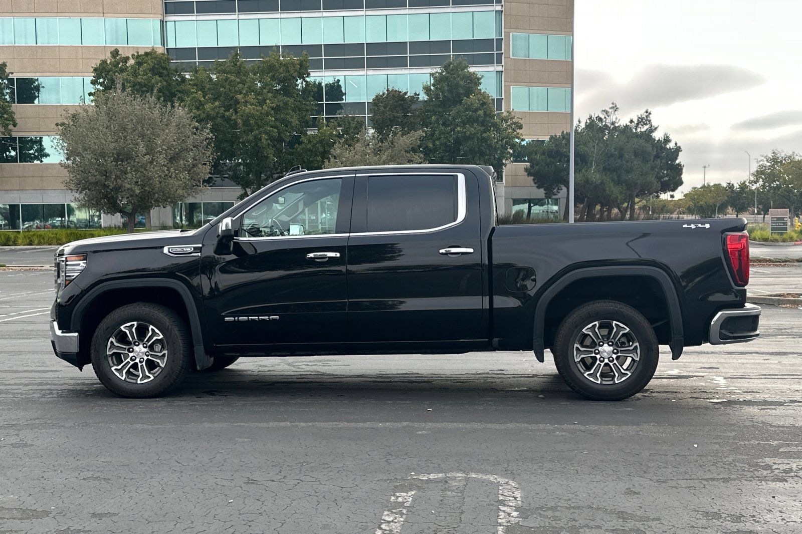 Used 2025 GMC Sierra 1500 SLT AWD/4WD image 7