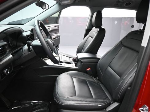 Used 2024 Ford Explorer XLT image 9