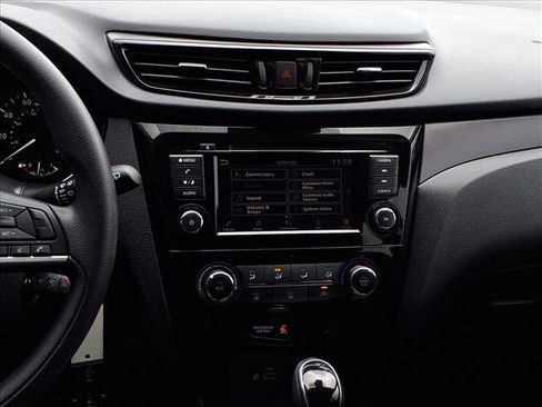 Used 2021 Nissan Rogue Sport S image 16