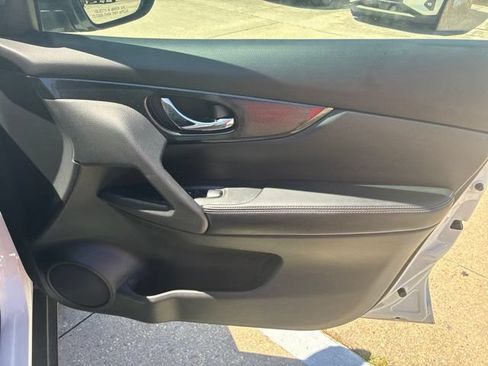 Used 2016 Nissan Rogue SL w/ SL Premium Package FWD image 13