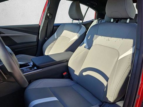 Used 2025 Toyota Camry SE image 10