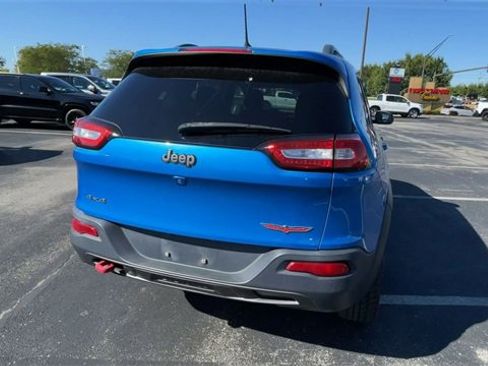 Used 2017 Jeep Cherokee Trailhawk image 9