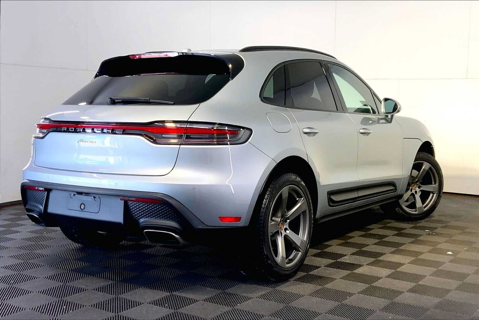 Certified 2023 Porsche Macan AWD/4WD image 7