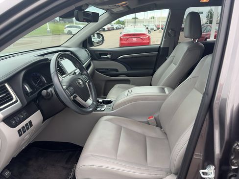 Used 2019 Toyota Highlander Limited Platinum AWD/4WD image 9
