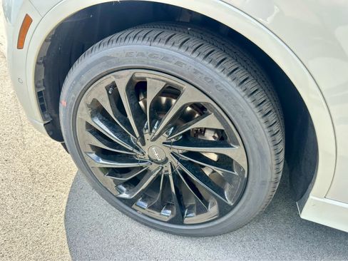 Used 2023 Lincoln Aviator Reserve w/ Equipment Group 201A RWD image 9