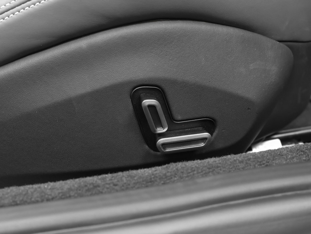 Used 2024 Ferrari Roma Spider RWD image 22