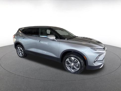 Used 2025 Chevrolet Blazer LT FWD image 2